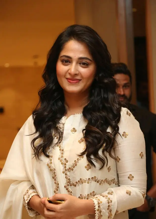 Anushka Shetty Wallpapers Long Hair Closeup Face Smiling